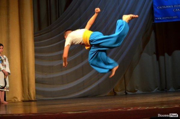 У Луцьку козаки показали свою майстерність в бойовому гопаці.ФОТО