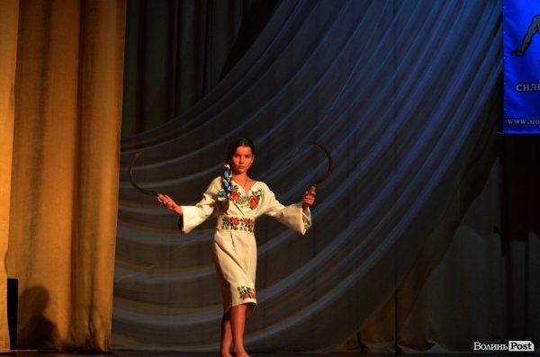 У Луцьку козаки показали свою майстерність в бойовому гопаці.ФОТО