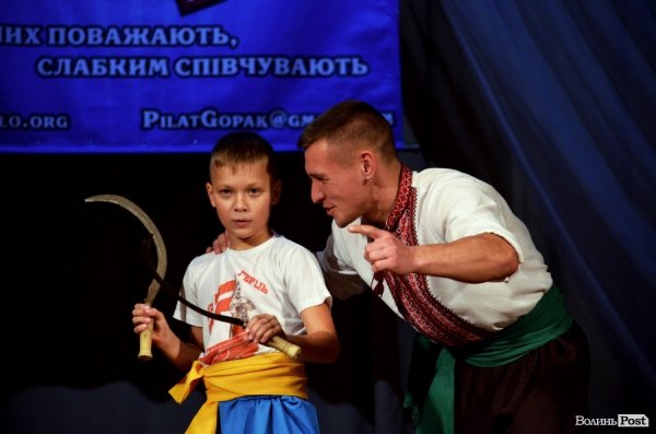 У Луцьку козаки показали свою майстерність в бойовому гопаці.ФОТО