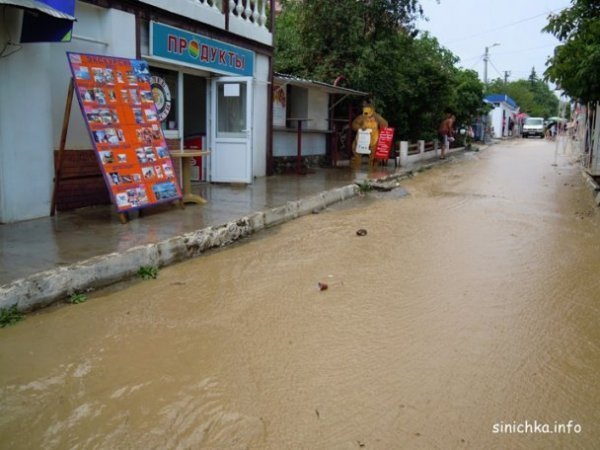У Криму селом пронісся потік з бруду та сміття. ФОТО