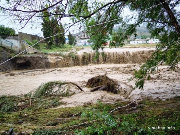 У Криму селом пронісся потік з бруду та сміття. ФОТО
