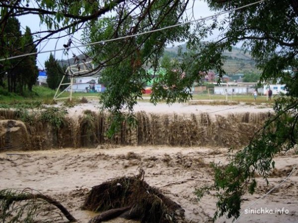 У Криму селом пронісся потік з бруду та сміття. ФОТО