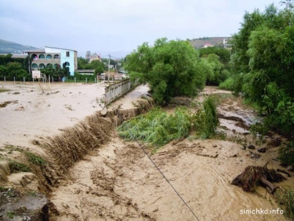 У Криму селом пронісся потік з бруду та сміття. ФОТО