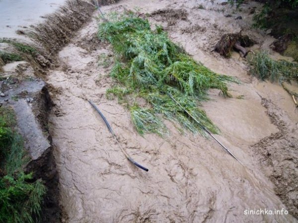 У Криму селом пронісся потік з бруду та сміття. ФОТО