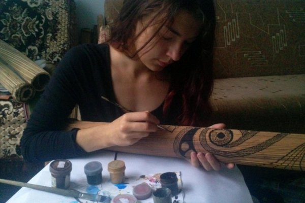 Лучанка створює магічні посохи, що викликають дощ. ФОТО