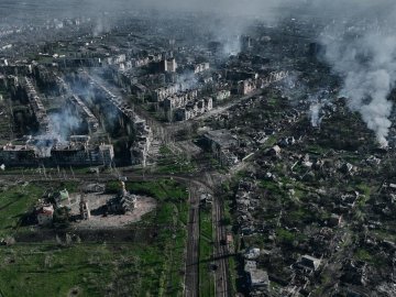 Українські військові взяли Бахмут у напівоточення