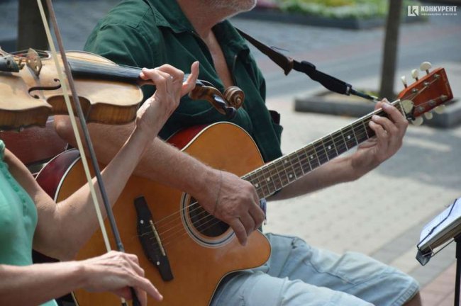 «У мене мало бути велике майбутнє»: історії вуличних музикантів, які грають на Лесі Українки. ВІДЕО  