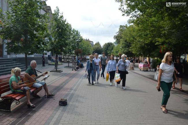 «У мене мало бути велике майбутнє»: історії вуличних музикантів, які грають на Лесі Українки. ВІДЕО  