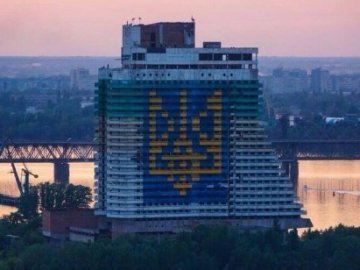 Хмарочос Дніпропетровська прикрасили гербом України. ФОТО