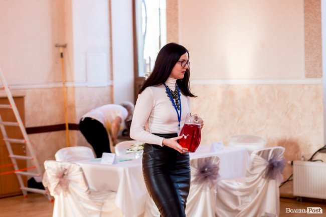 Бенкет, лімузини та королівські наряди: у Луцьку організували  свято для людей з інвалідністю. ФОТО