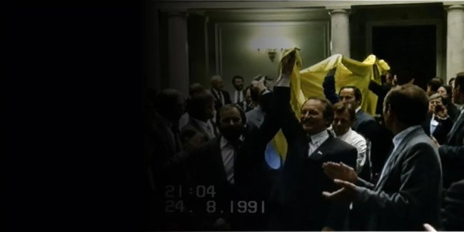 Відтворили тисячу копій прапора України, якого Чорновіл з іншими депутатами вперше внесли до зали Верховної Ради