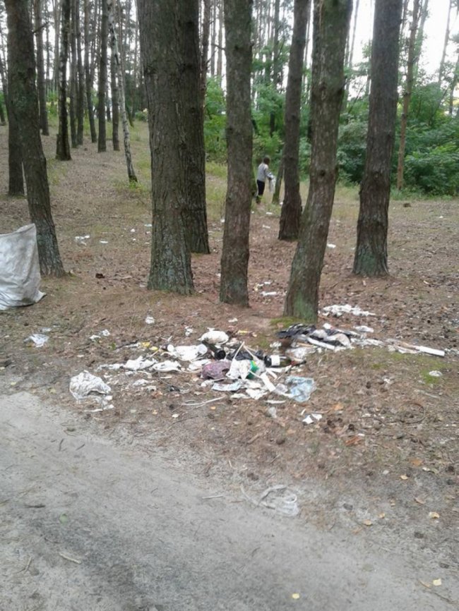 На Волині дівчина власноруч прибрала рекреаційну зону. ФОТО