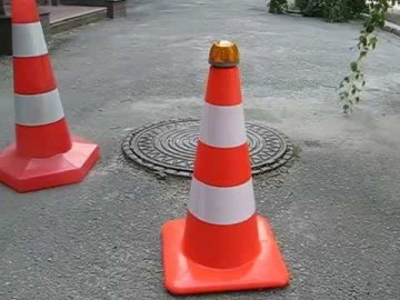 Лучани просять позначати  ями на дорогах попереджувальними маяками