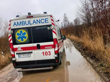 На Волині «швидка» застрягла на ґрунтовій дорозі