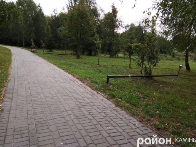 У місті на Волині в парку невідомі поламали ліхтарі