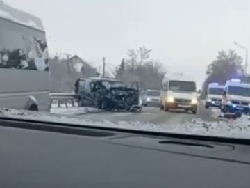 На Волині зіткнулися автобус з людьми, бус та легковик: є постраждалі. ВІДЕО