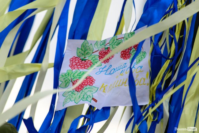 Людей було мало, але прийшли патріоти: у Луцьку відбулася акція «Мова об'єднує». ФОТО