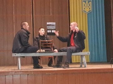 Вихованці виправної колонії у Ковелі влаштували виставу «За крок до стіни»