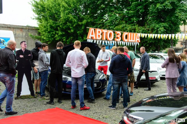 У Луцьку відкрили перший сервіс з продажу електромобілів*