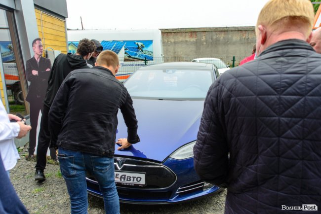 У Луцьку відкрили перший сервіс з продажу електромобілів*