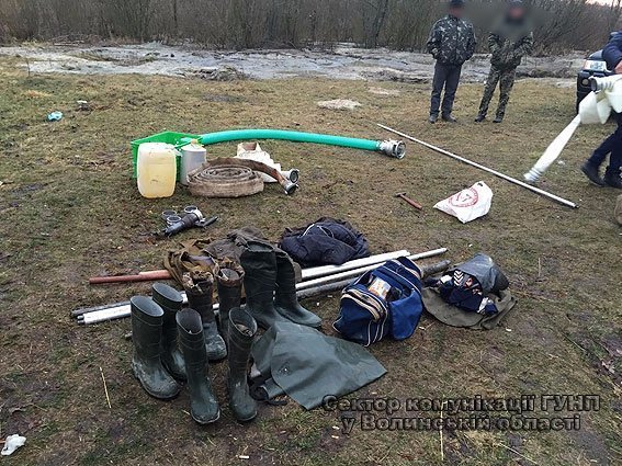 На Волині шість чоловіків незаконно видобували бурштин. ФОТО