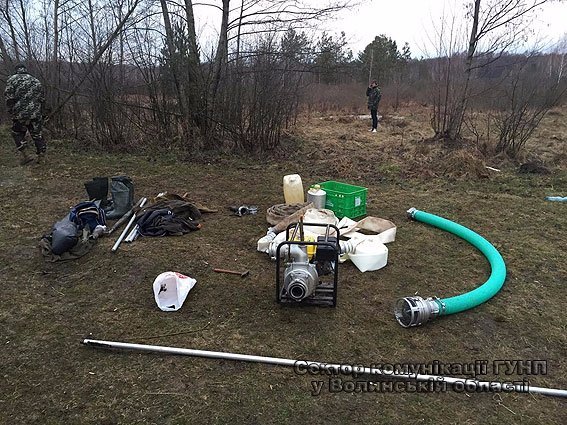 На Волині шість чоловіків незаконно видобували бурштин. ФОТО