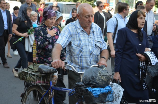 «Був сміливим, добрим і завжди допомагав»: у Луцьку попрощалися з Героєм Юрієм Лавренчуком. ФОТОРЕПОРТАЖ
