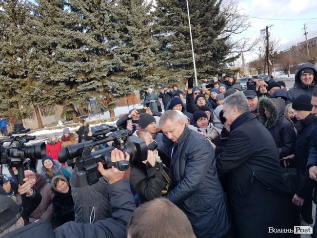 Оплески і вигуки «Вітаємо!»: у Ківерцях зустріли Порошенка. ФОТО. ВІДЕО