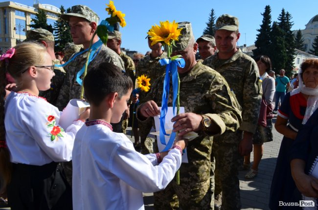 «Вітаємо вдома»:  Луцьк зустрів військових авіаторів. ФОТО