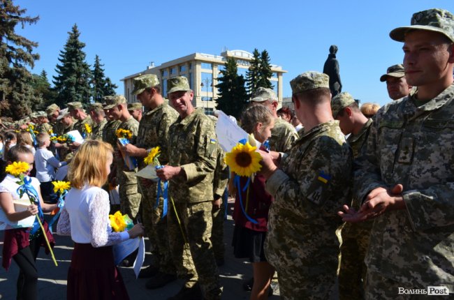 «Вітаємо вдома»:  Луцьк зустрів військових авіаторів. ФОТО