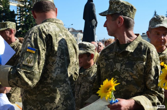 «Вітаємо вдома»:  Луцьк зустрів військових авіаторів. ФОТО