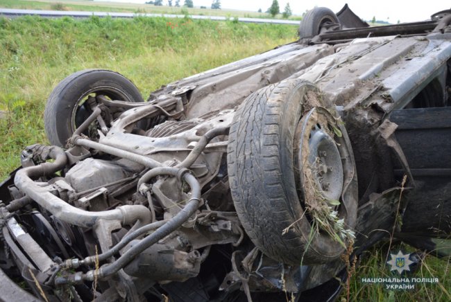 На Волині Volkswagen злетів у кювет та перекинувся. ФОТО