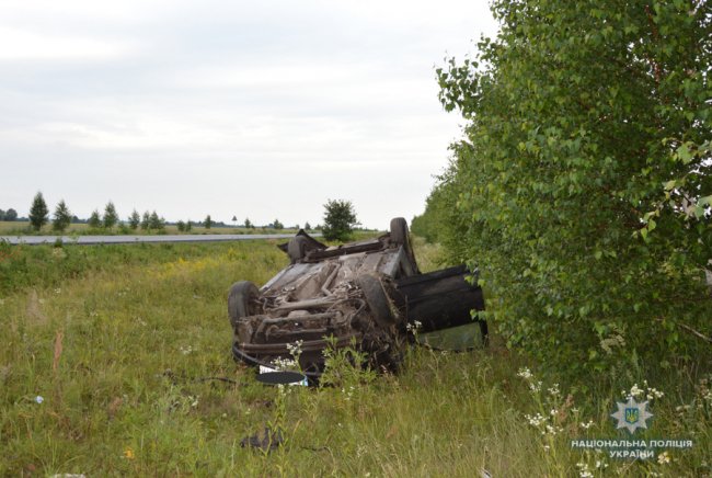 На Волині Volkswagen злетів у кювет та перекинувся. ФОТО