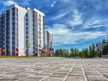 Як на ЖК «Супернова» вкладають бруківкою велику парковку*