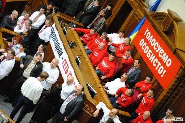 Як волинські депутати у парламенті б’ють байдики. ФОТО