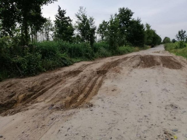 На Волині рятувальники витягнули автобус з піщаної пастки.ФОТО