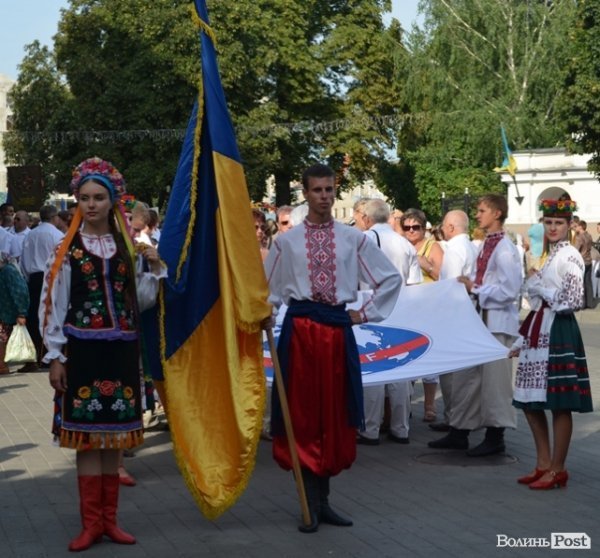 У центрі Луцька – співи і танці: стартувало «Поліське літо з фольклором». ФОТО
