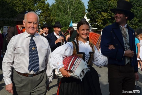 У центрі Луцька – співи і танці: стартувало «Поліське літо з фольклором». ФОТО
