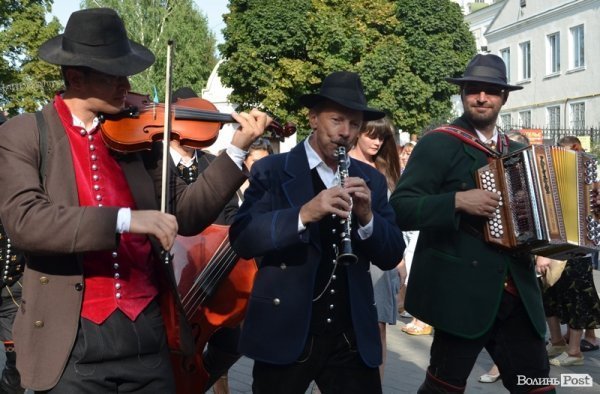 У центрі Луцька – співи і танці: стартувало «Поліське літо з фольклором». ФОТО
