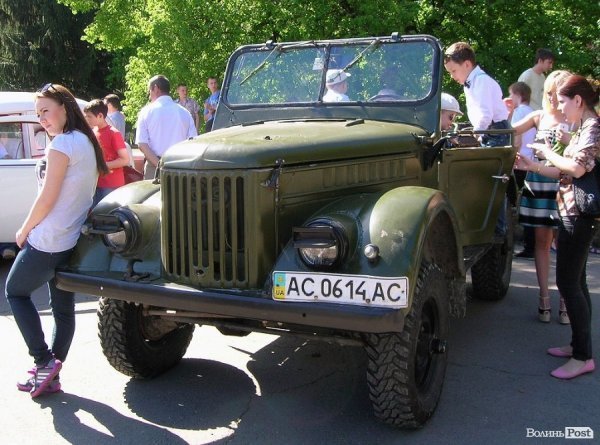 У День Перемоги в Луцьку – виставка ретро-автомобілів. ФОТО