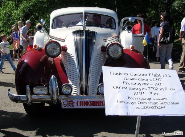 У День Перемоги в Луцьку – виставка ретро-автомобілів. ФОТО