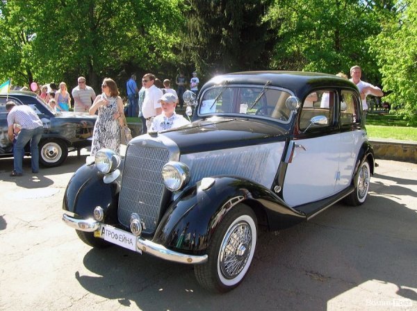 У День Перемоги в Луцьку – виставка ретро-автомобілів. ФОТО