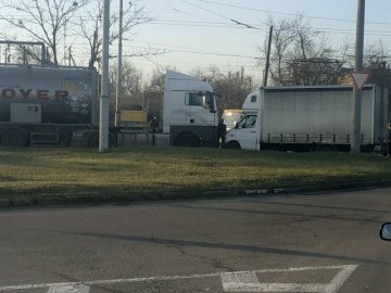 У Луцьку біля заводу зіткнулися дві вантажівки.  ФОТО