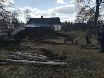Волинянка, прибираючи подвір'я, спалила льох