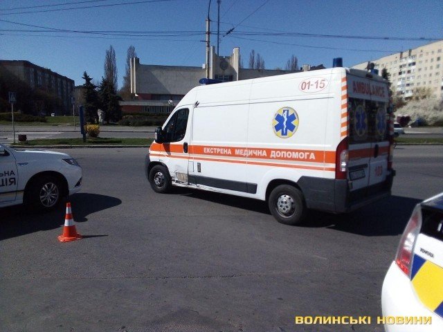 Біля луцького РАЦСу зіткнулися дві автівки