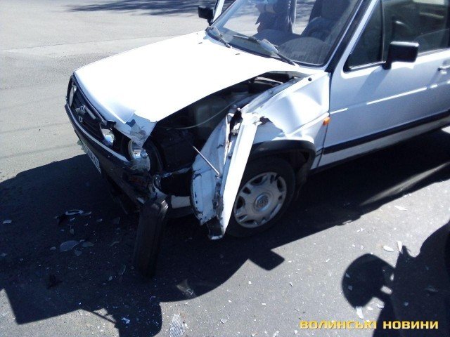 Біля луцького РАЦСу зіткнулися дві автівки