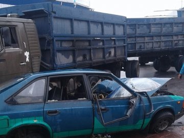 На Волині КамАЗ розтрощив легковик: є потерпілі. ФОТО