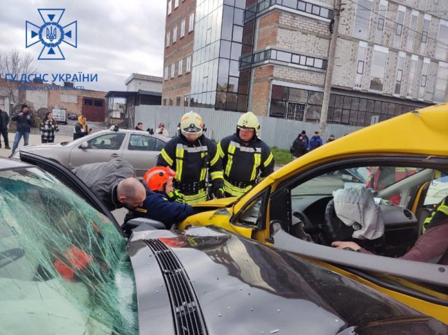 ДТП на Конякіна: потерпілого деблокували рятувальники. ФОТО
