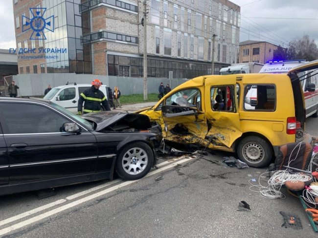 ДТП на Конякіна: потерпілого деблокували рятувальники. ФОТО