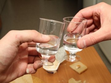 На Волині матір пиячила разом з неповнолітнім сином, хлопець потрапив до лікарні з отруєнням